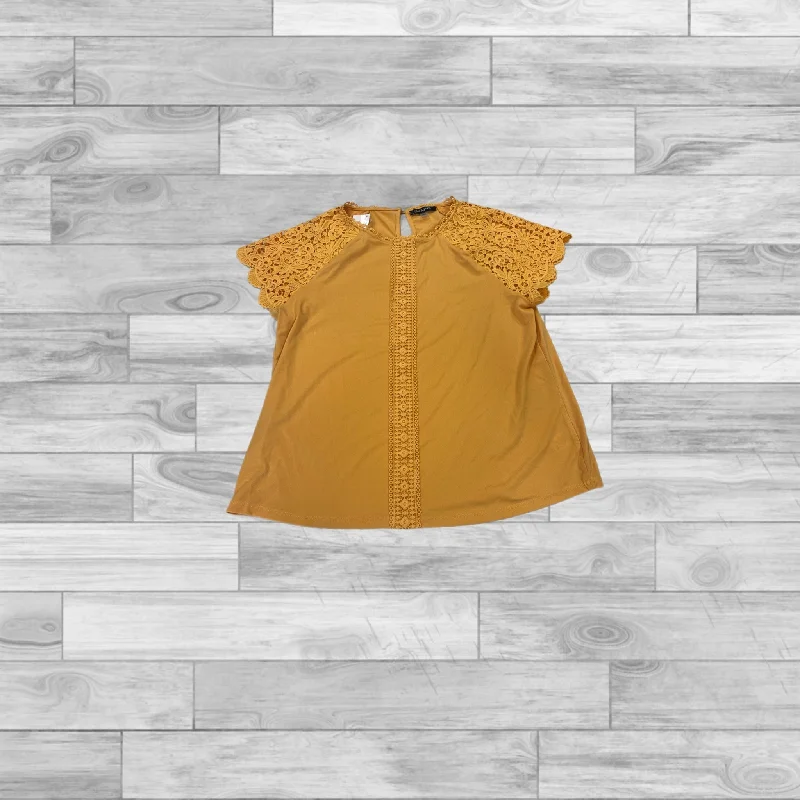 Top Short Sleeve By Cable And Gauge In Yellow, Size: M