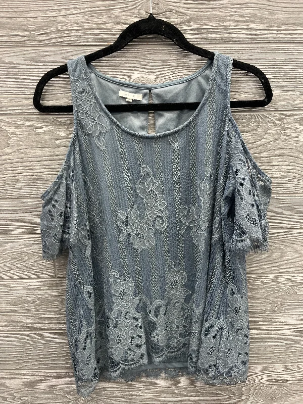 Top Short Sleeve By Maurices In Grey, Size: Xl